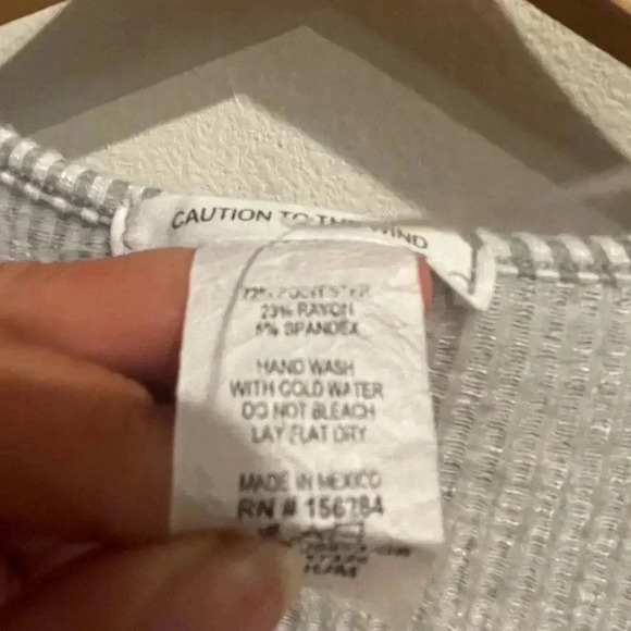 Caution to the wind blouse size Medium - Picture 4 of 5